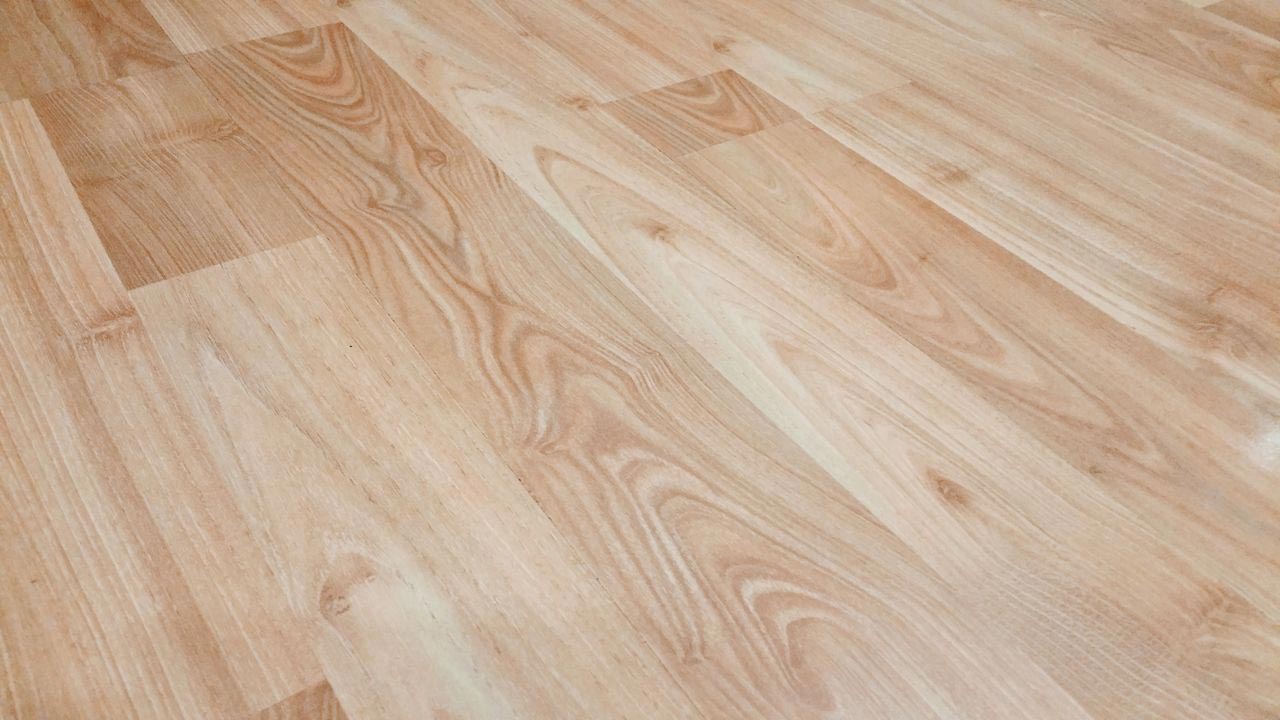 Jak wybrać gatunek drewna na podłogę, aby pasował do Twojego stylu życia? 